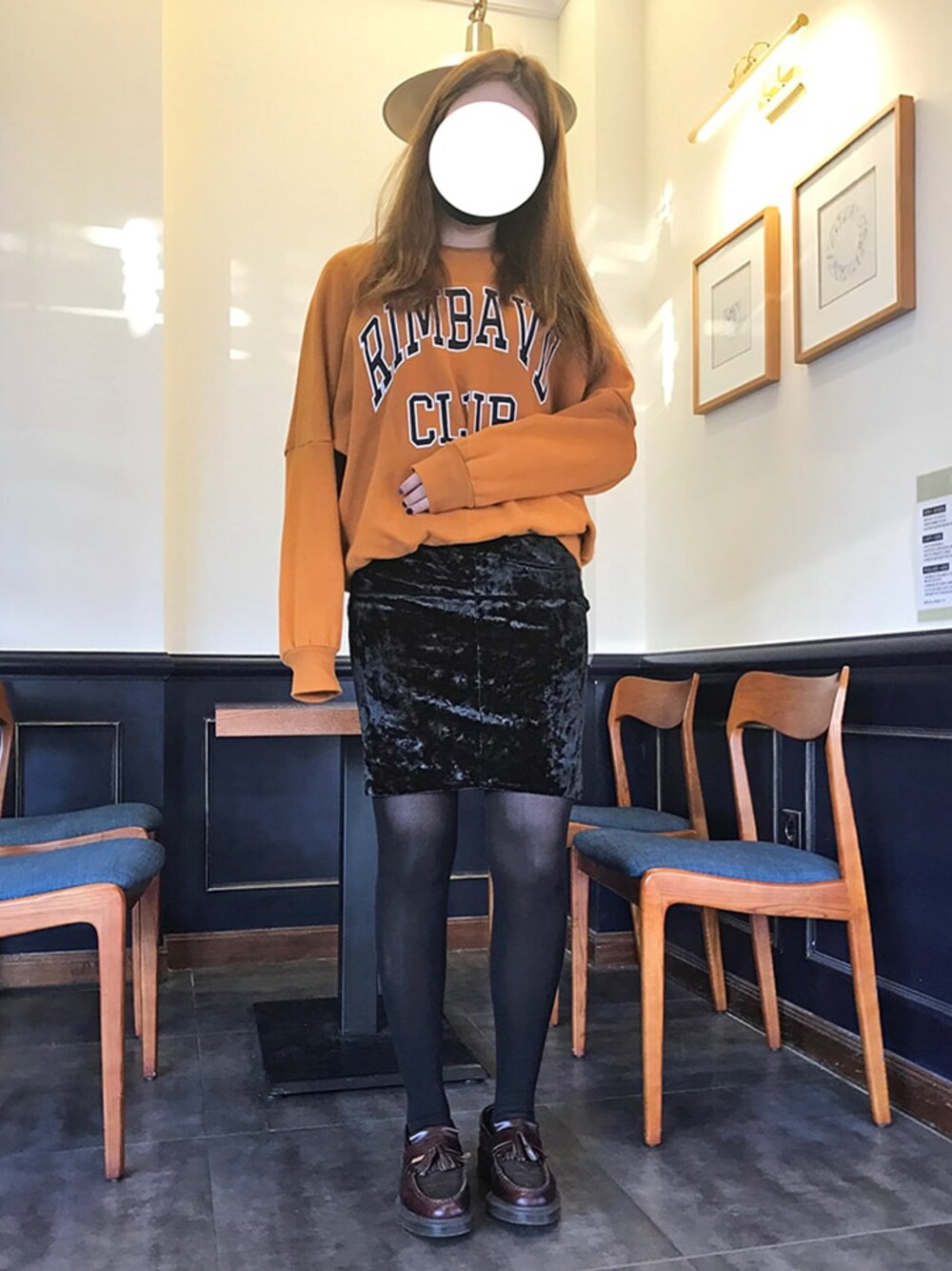 ブラック系のスカート、グレー系のスウェットを着用したレディースの冬コーディネートの1枚目の写真