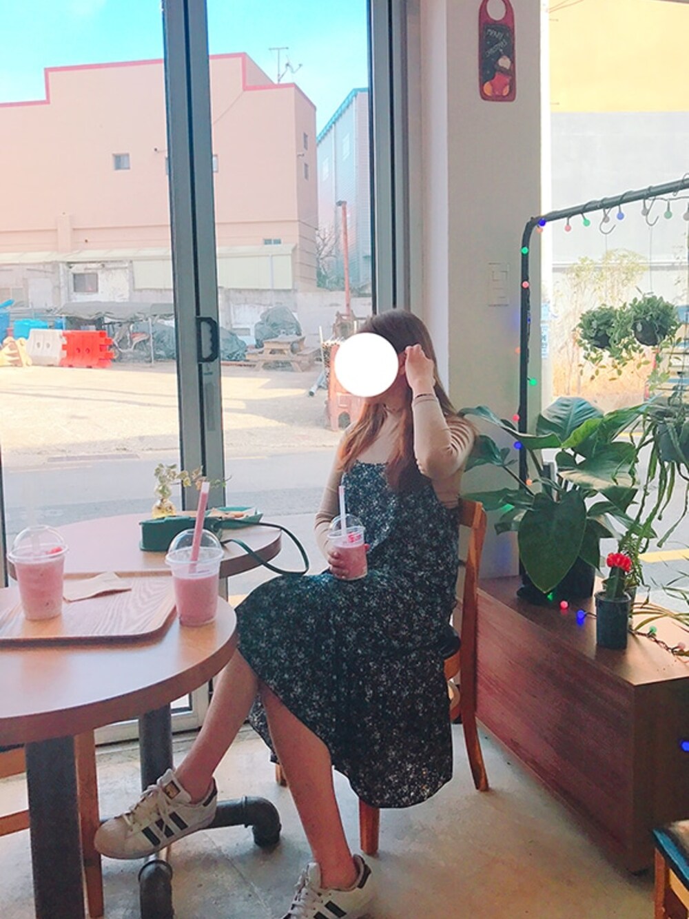 ブラック系のワンピースを着用したレディースの春コーディネートの1枚目の写真