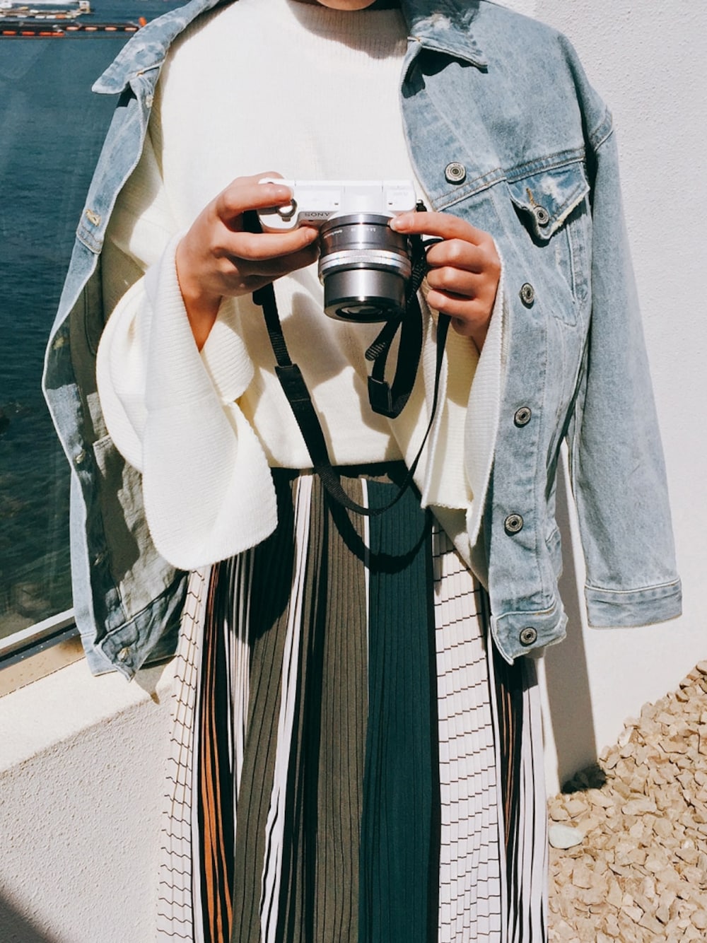 ブルー系のデニムジャケットを着用したレディースの春コーディネートの1枚目の写真