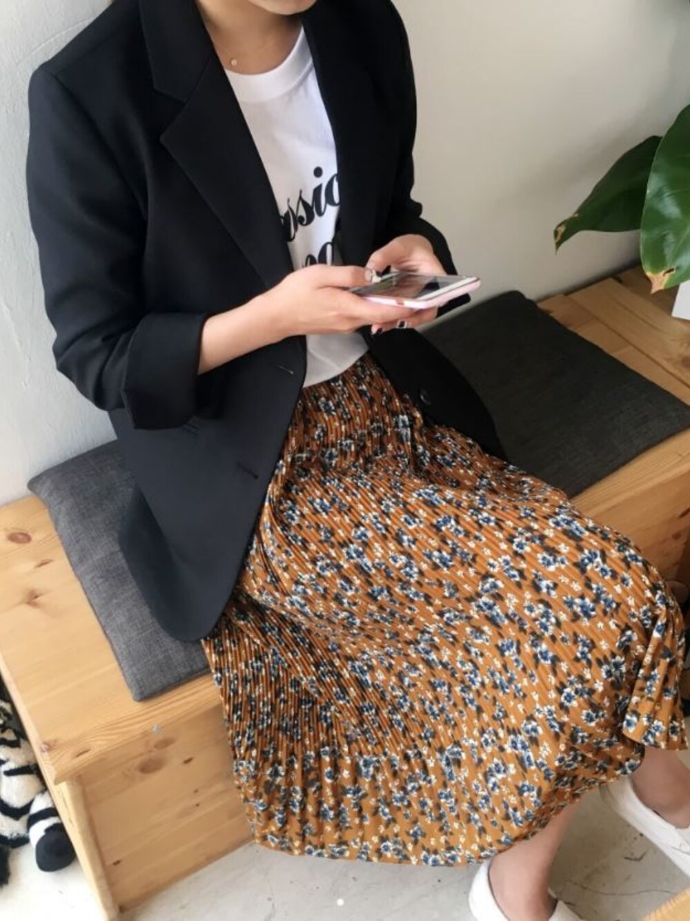 ブラック系のテーラードジャケット、ホワイト系のTシャツ/カットソー、イエロー系のスカートを着用したレディースの春コーディネートの1枚目の写真