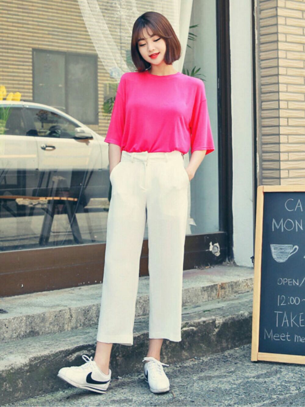 ピンク系のTシャツ/カットソーを着用したレディースの春コーディネートの1枚目の写真