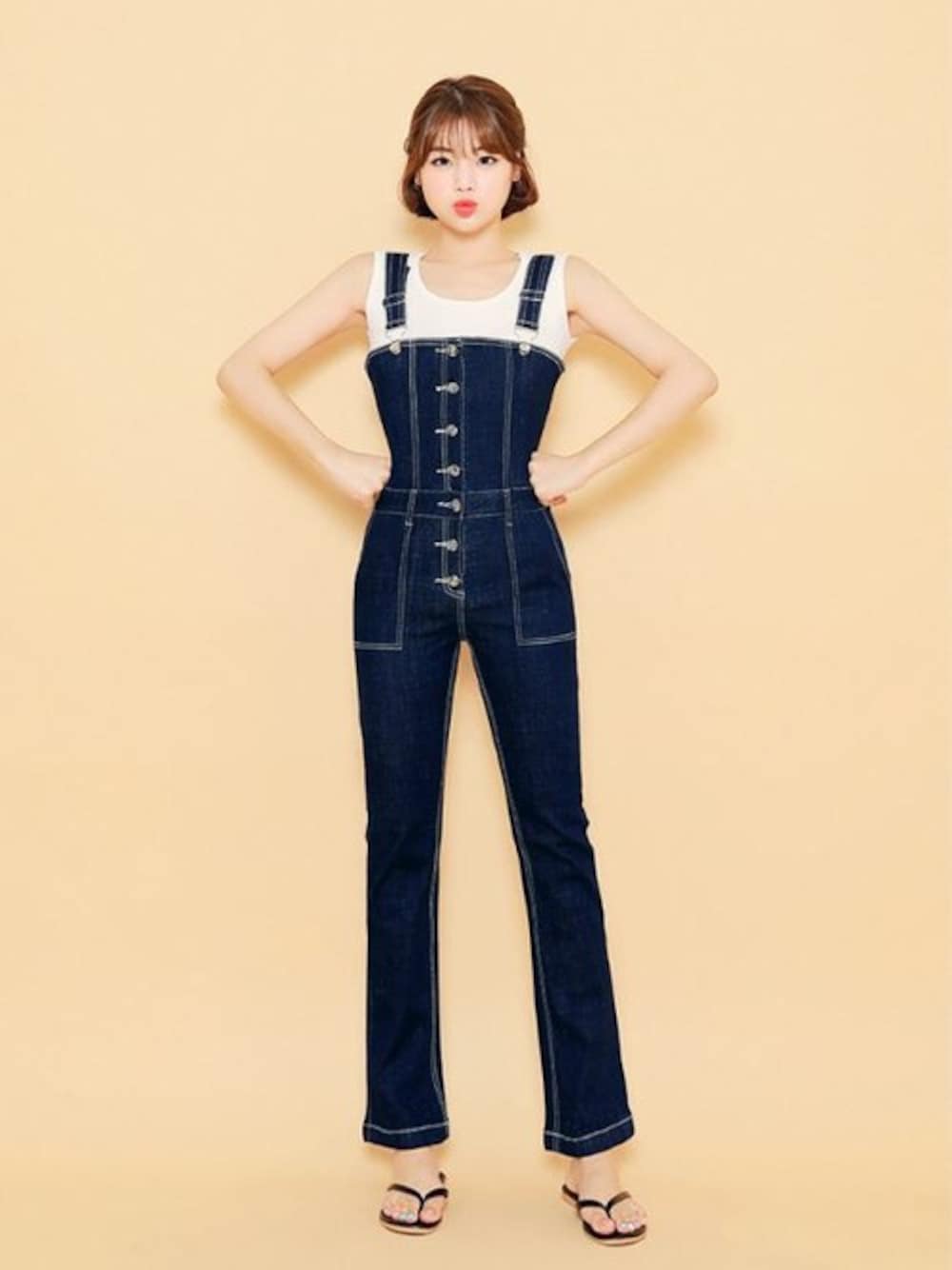 その他のつなぎ/オールインワン、ホワイト系のタンクトップ、ブラック系のサンダルを着用したレディースの夏コーディネートの1枚目の写真