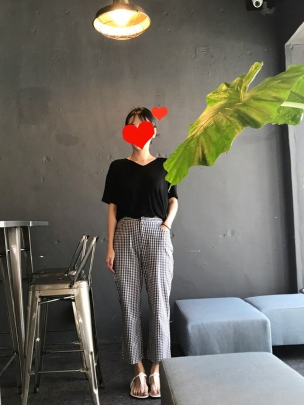 ブラック系のその他パンツ、ブラック系のTシャツ/カットソー、ホワイト系のサンダルを着用したレディースの夏コーディネートの1枚目の写真