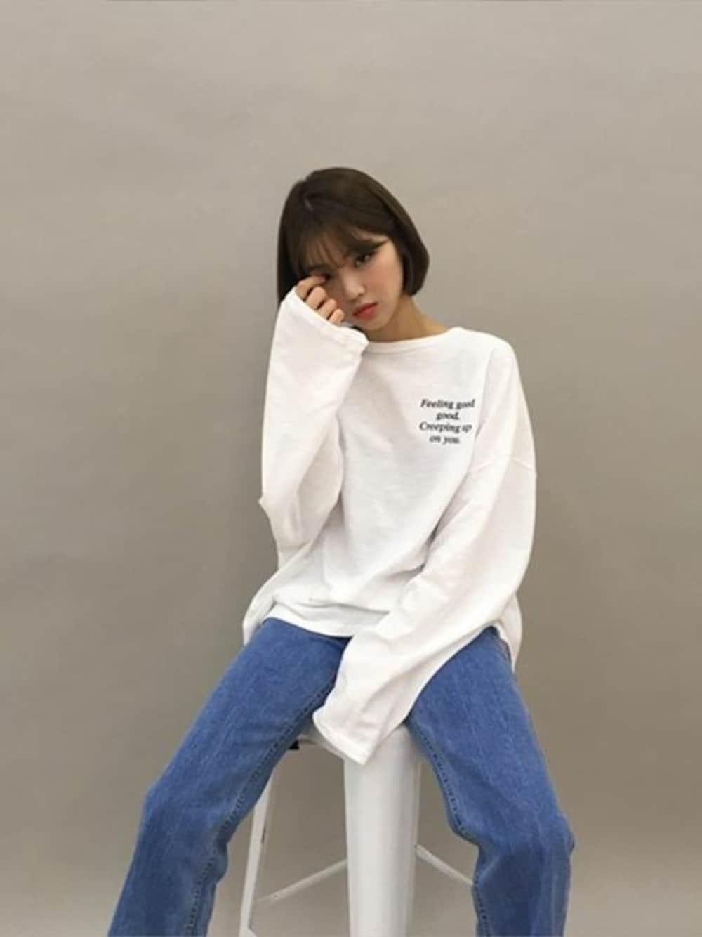 ホワイト系のTシャツ/カットソー、その他のデニムパンツ、ホワイト系のスニーカーを着用したレディースの夏コーディネートの1枚目の写真