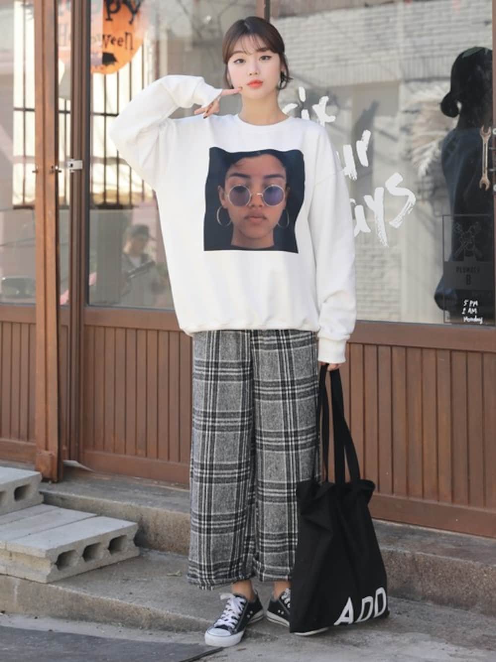ブラック系のその他パンツ、ブラック系のスニーカーを着用したレディースの秋コーディネートの1枚目の写真