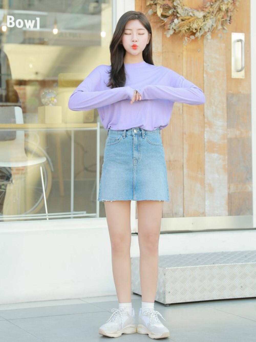 その他のデニムスカート、パープル系のTシャツ/カットソーを着用したレディースの春コーディネートの1枚目の写真