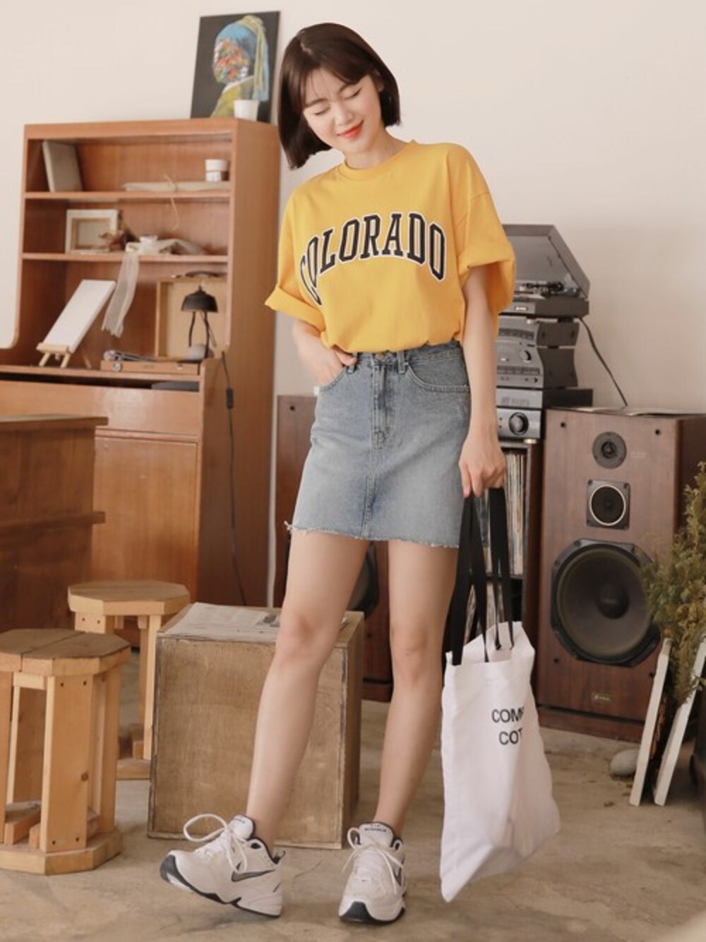 イエロー系のTシャツ/カットソー、その他のデニムスカートを着用したレディースの春コーディネートの1枚目の写真