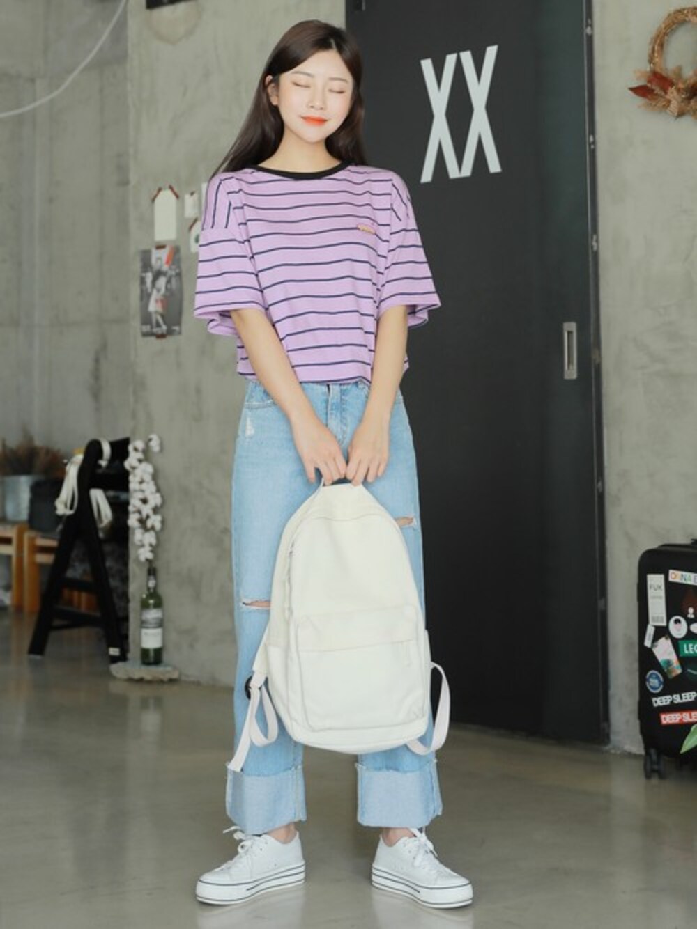 パープル系のTシャツ/カットソーを着用したレディースの夏コーディネートの1枚目の写真