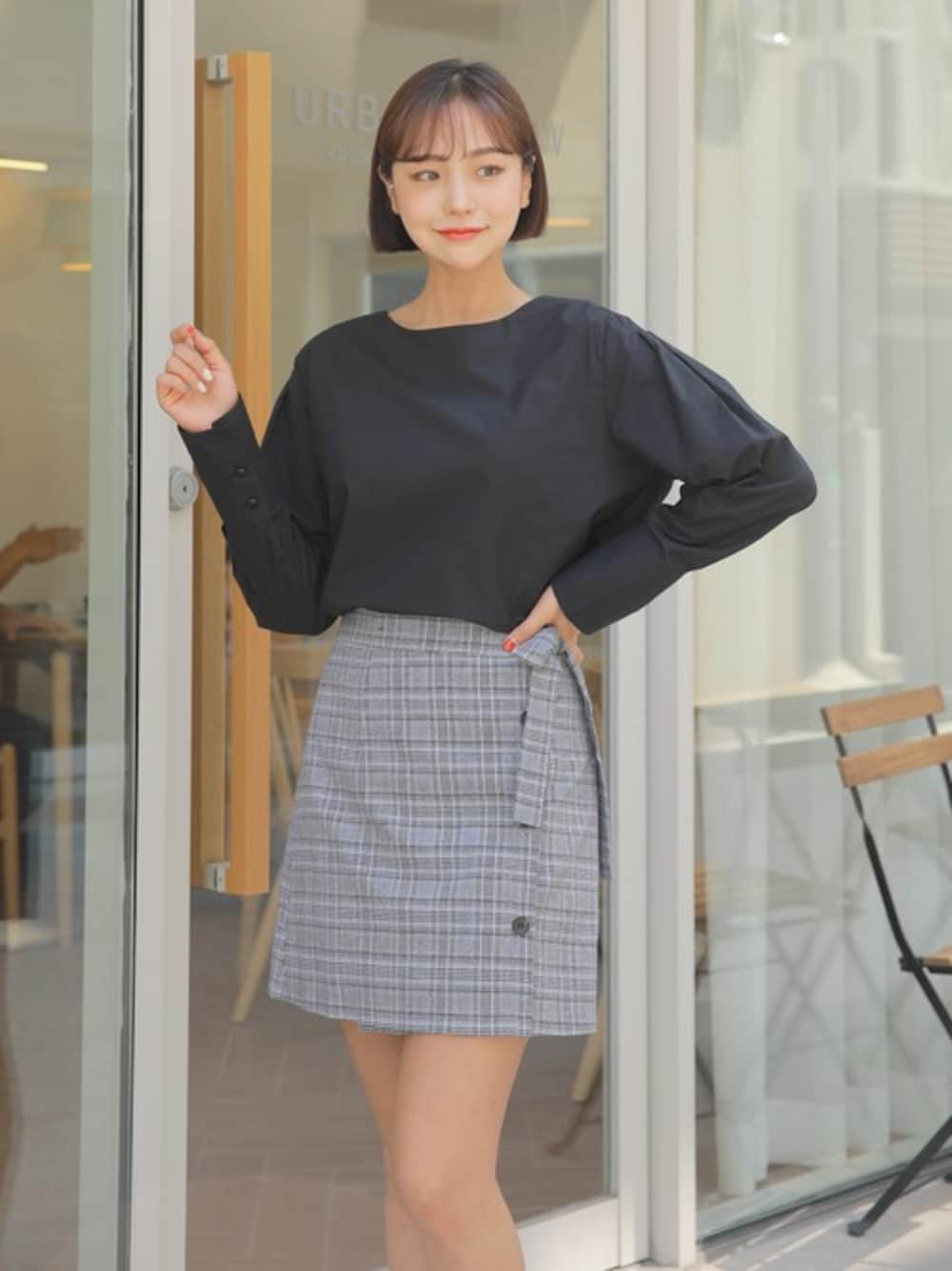 グレー系のスカート、ブラック系のシャツ/ブラウスを着用したレディースの夏コーディネートの1枚目の写真