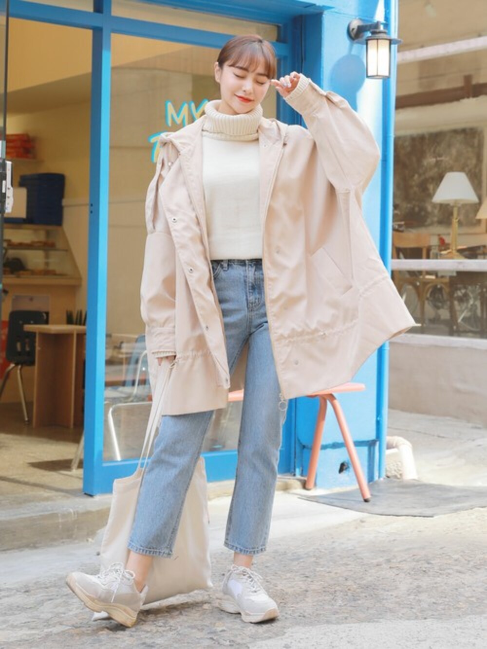 ベージュ系のミリタリージャケットを着用したレディースの秋コーディネートの1枚目の写真