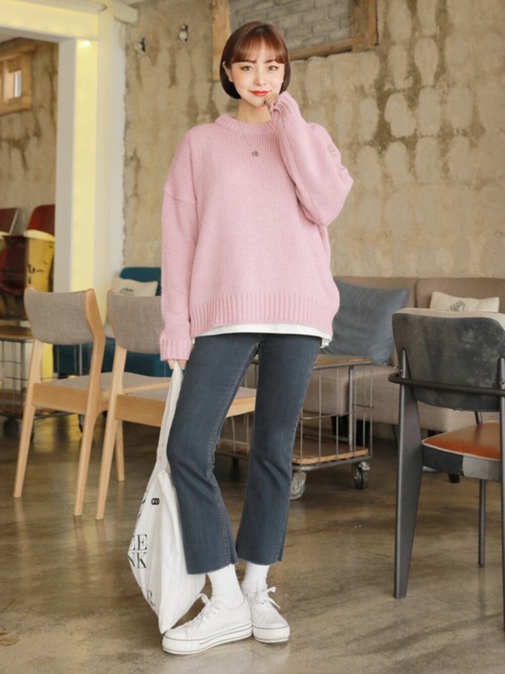 ピンク系のニット/セーター、その他のデニムパンツを着用したレディースの秋コーディネートの1枚目の写真