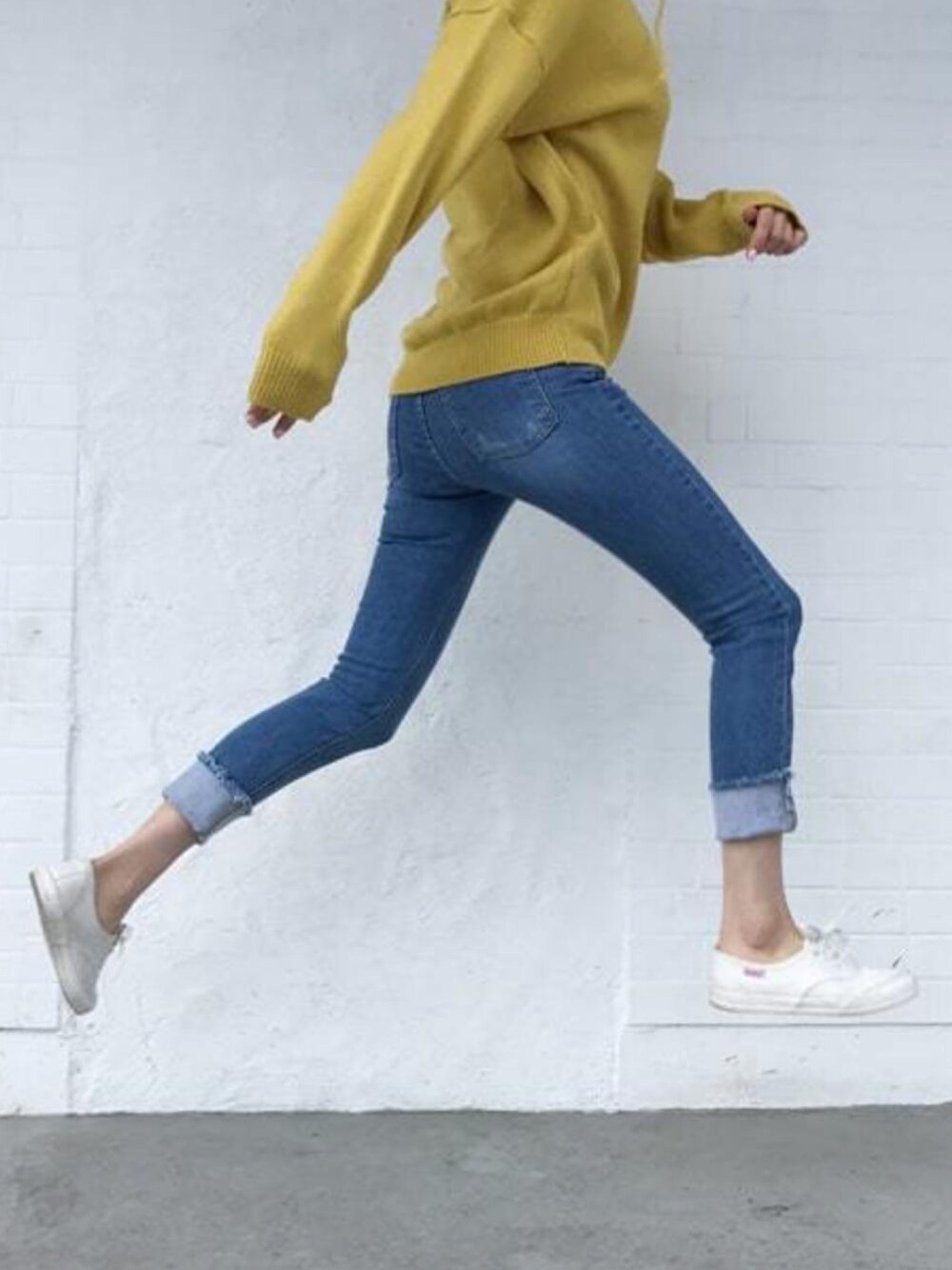 ブルー系のデニムパンツを着用したレディースの冬コーディネートの1枚目の写真