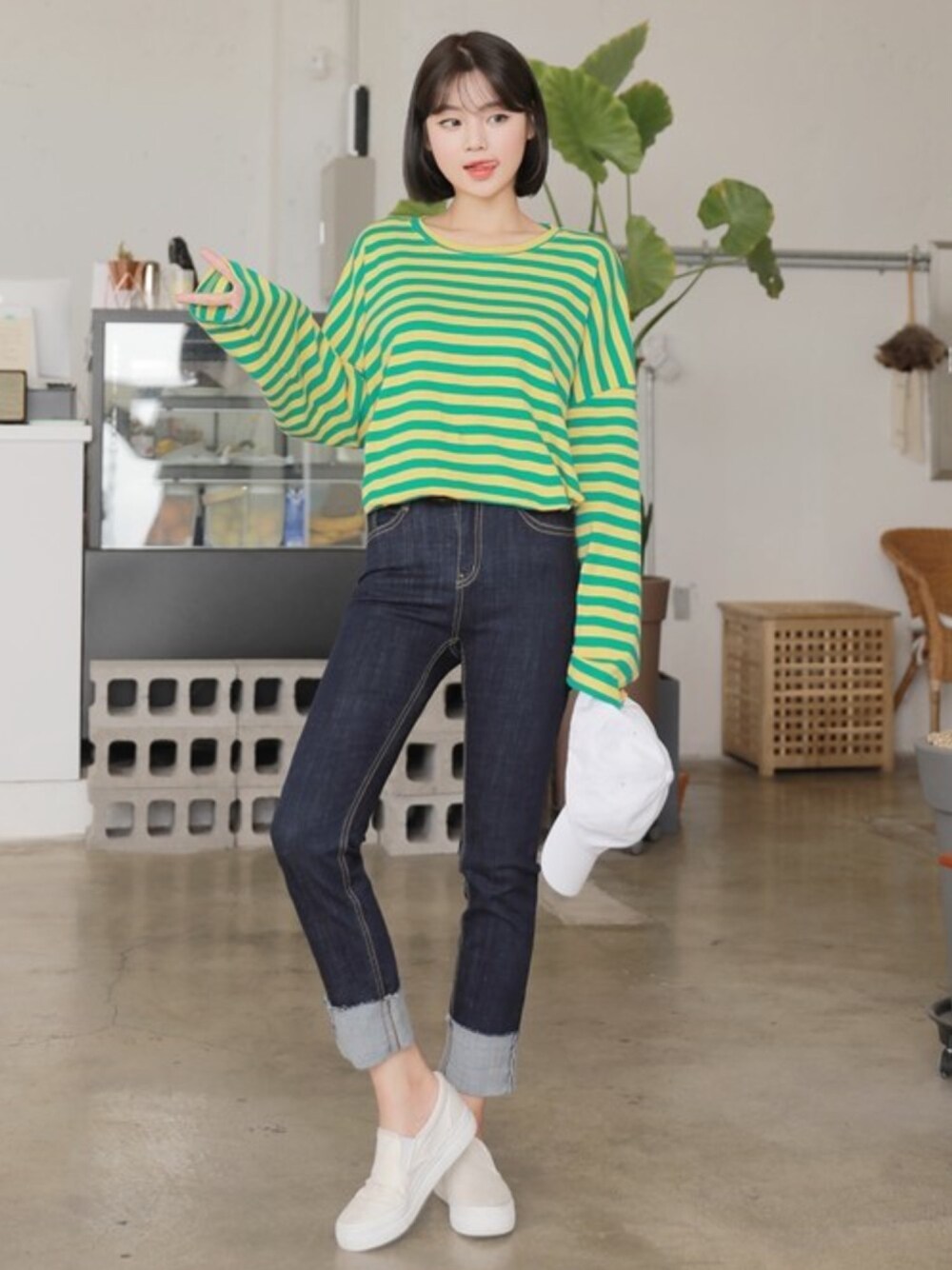 イエロー系のTシャツ/カットソー、その他のデニムパンツを着用したレディースの夏コーディネートの1枚目の写真