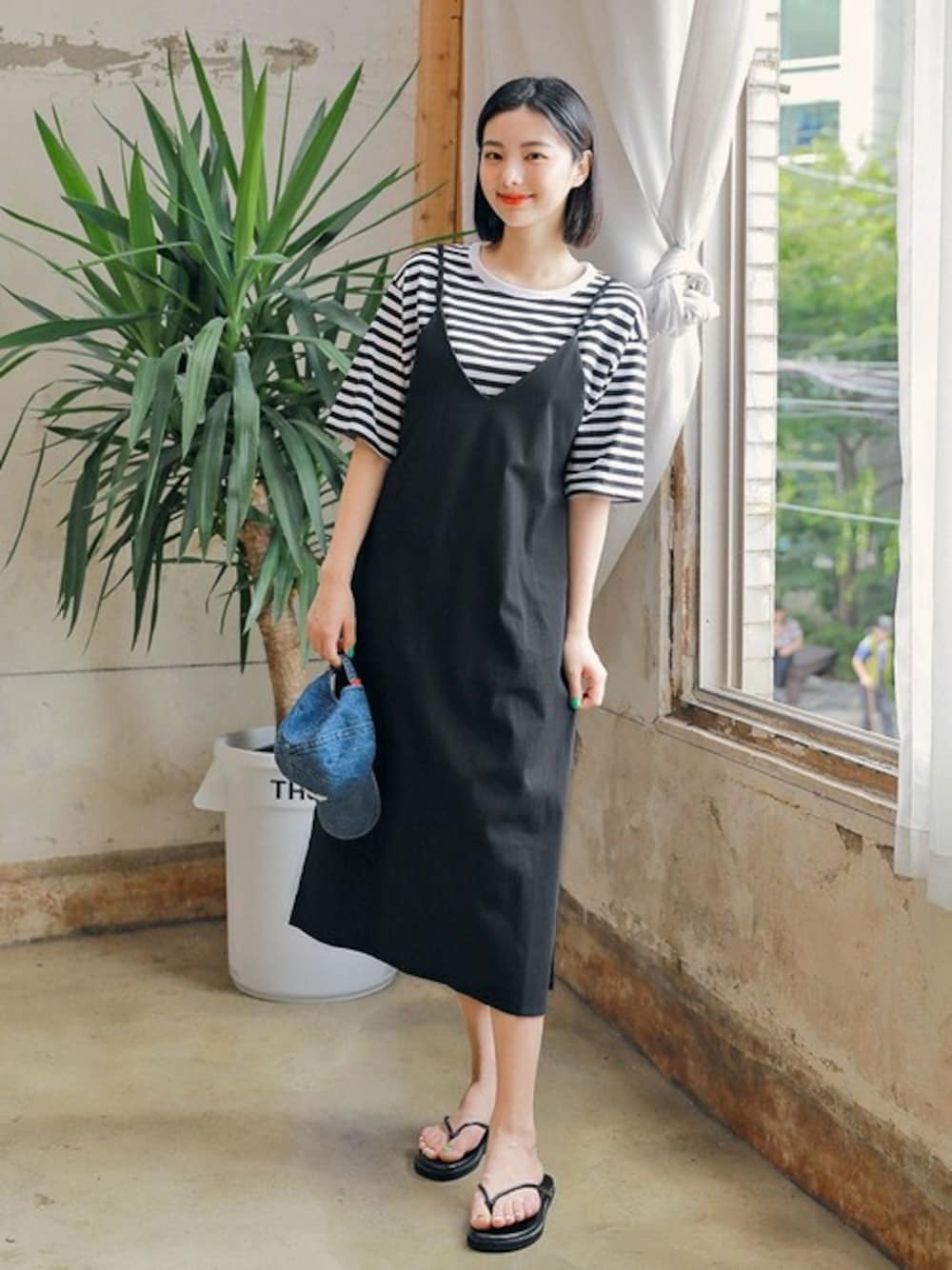 ブラック系のTシャツ/カットソー、ブラック系のワンピースを着用したレディースの夏コーディネートの1枚目の写真