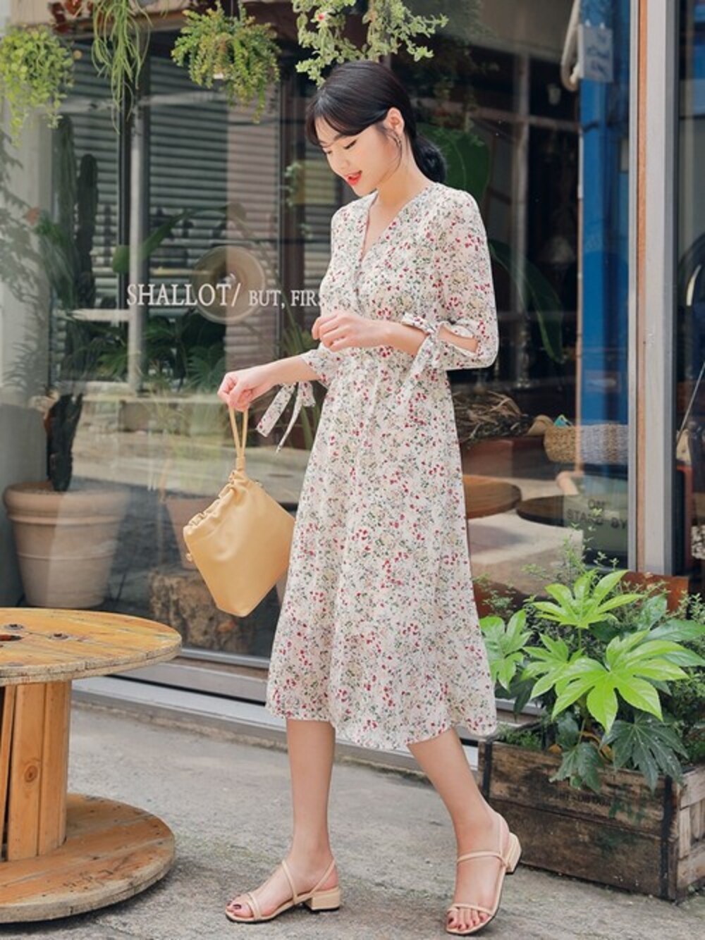 ホワイト系のワンピースを着用したレディースの夏コーディネートの1枚目の写真