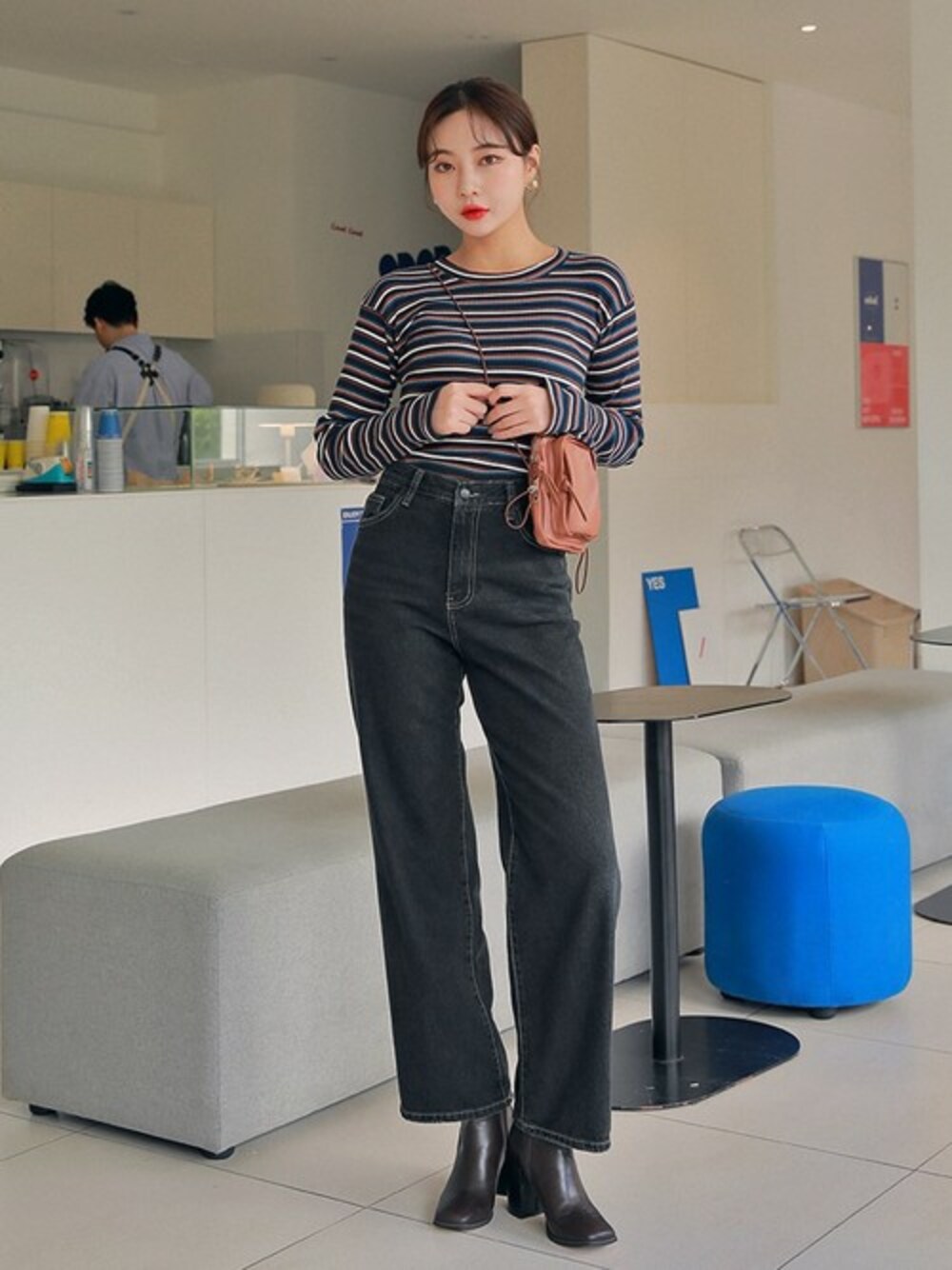 ブルー系のTシャツ/カットソーを着用したレディースの秋コーディネートの1枚目の写真