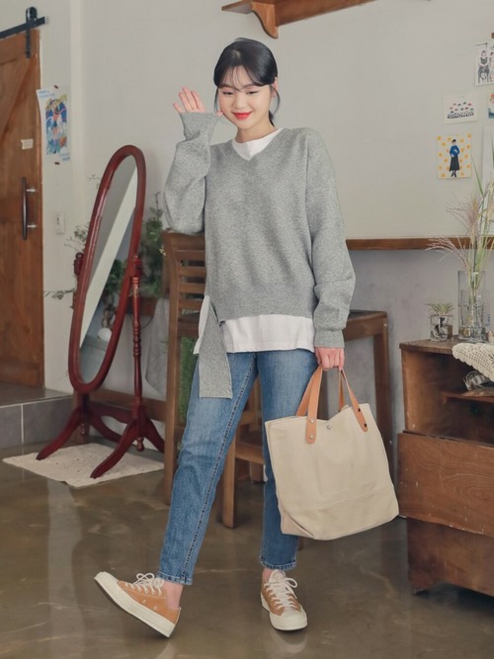 ブルー系のデニムパンツを着用したレディースの秋コーディネートの1枚目の写真