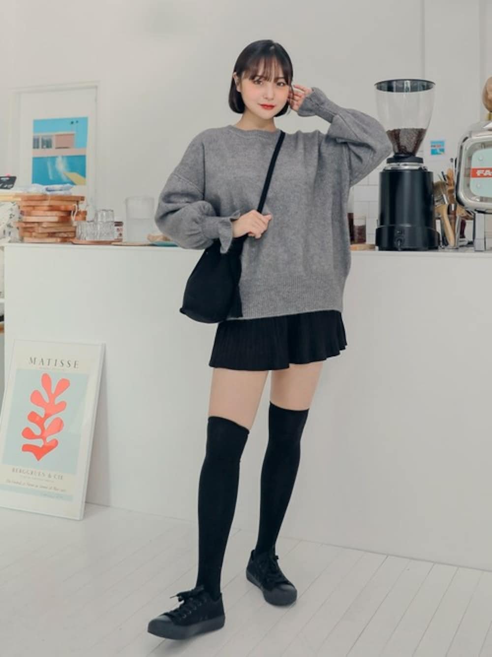 グレー系のニット/セーターを着用したレディースの秋コーディネートの1枚目の写真