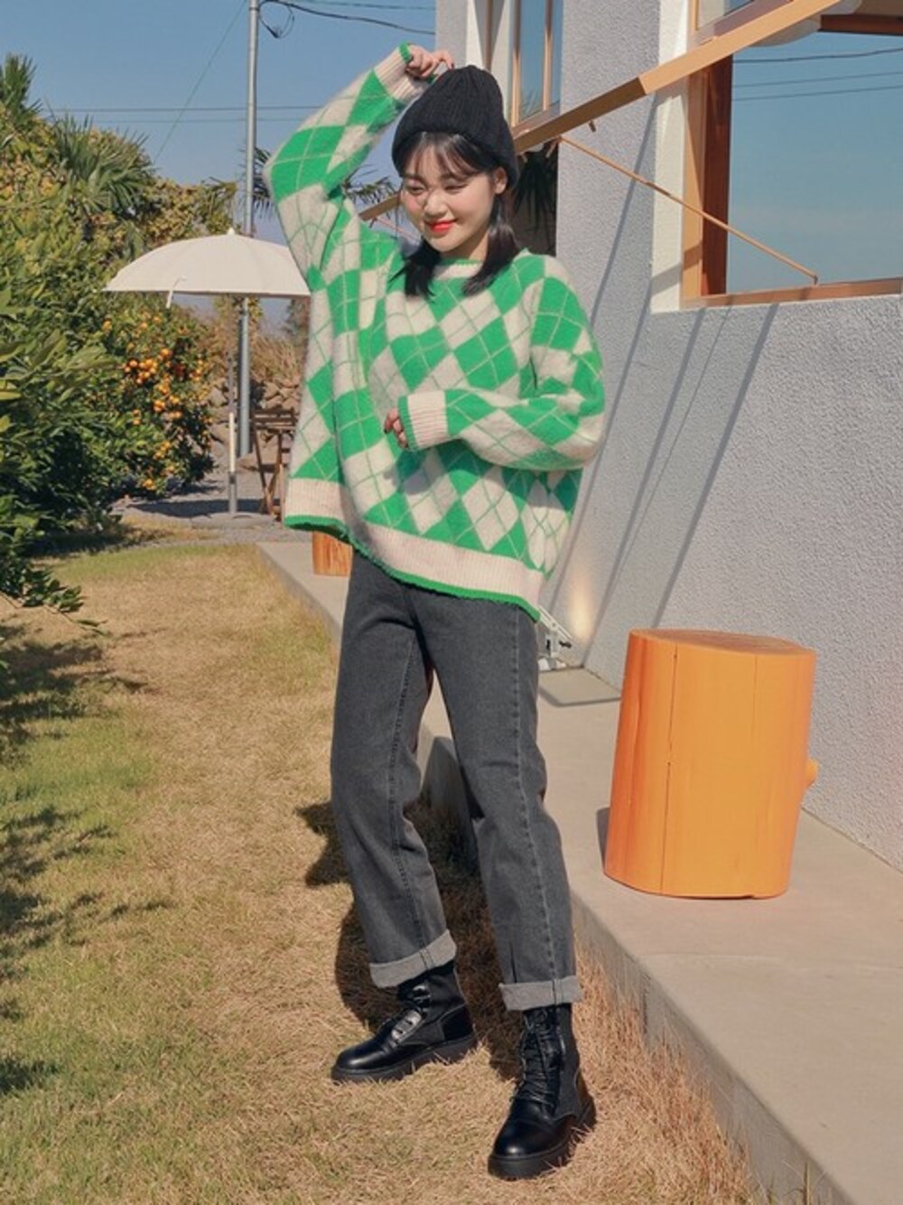 グリーン系のニット/セーターを着用したレディースの秋コーディネートの1枚目の写真