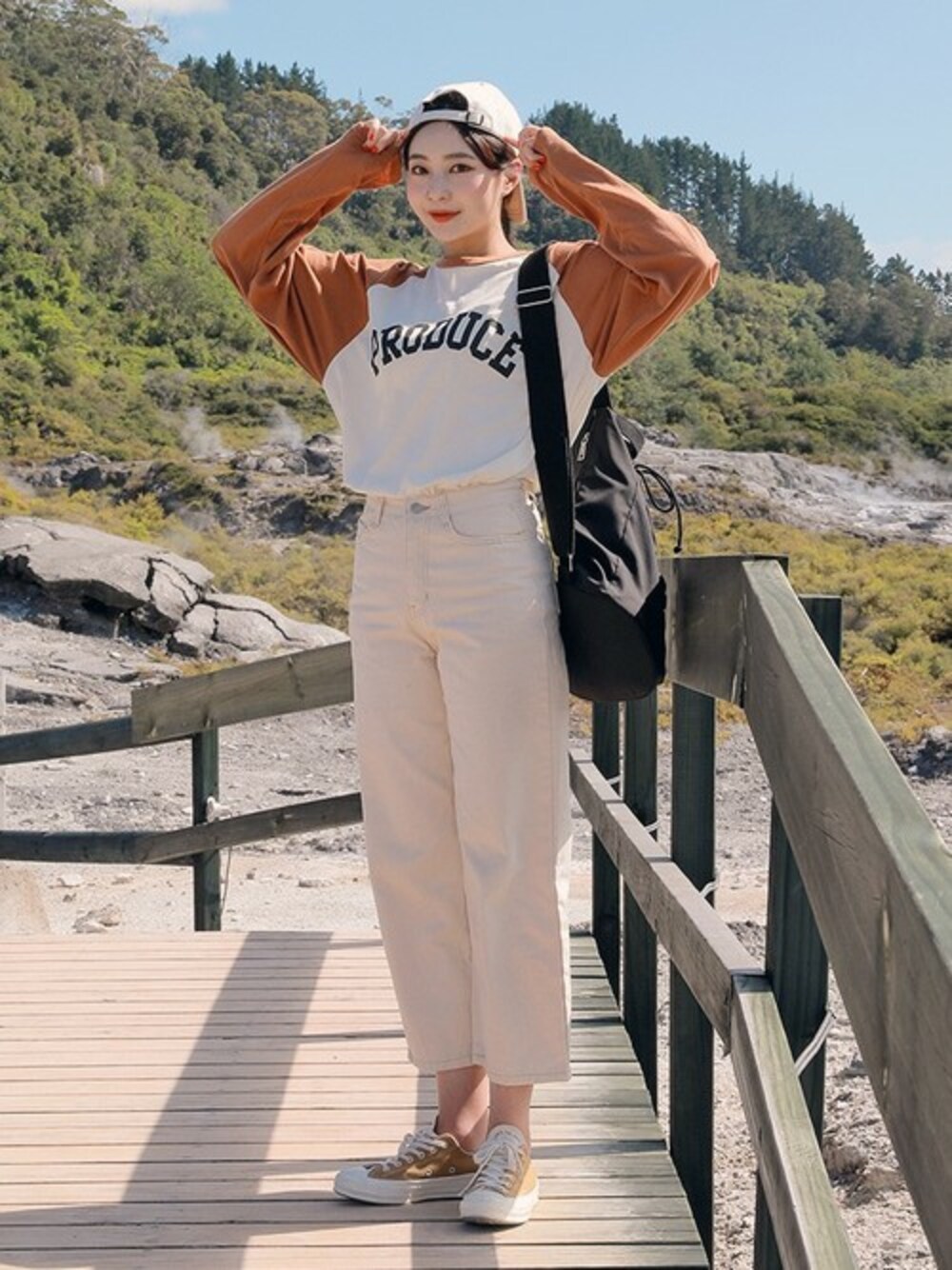 ブラウン系のTシャツ/カットソーを着用したレディースの春コーディネートの1枚目の写真