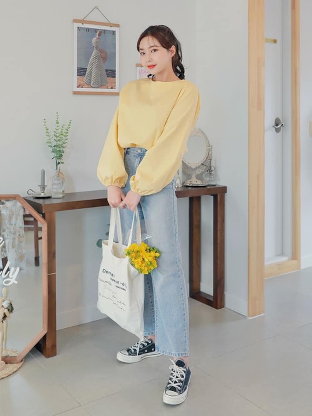 イエロー系のシャツ/ブラウスを着用したレディースの春コーディネートの1枚目の写真