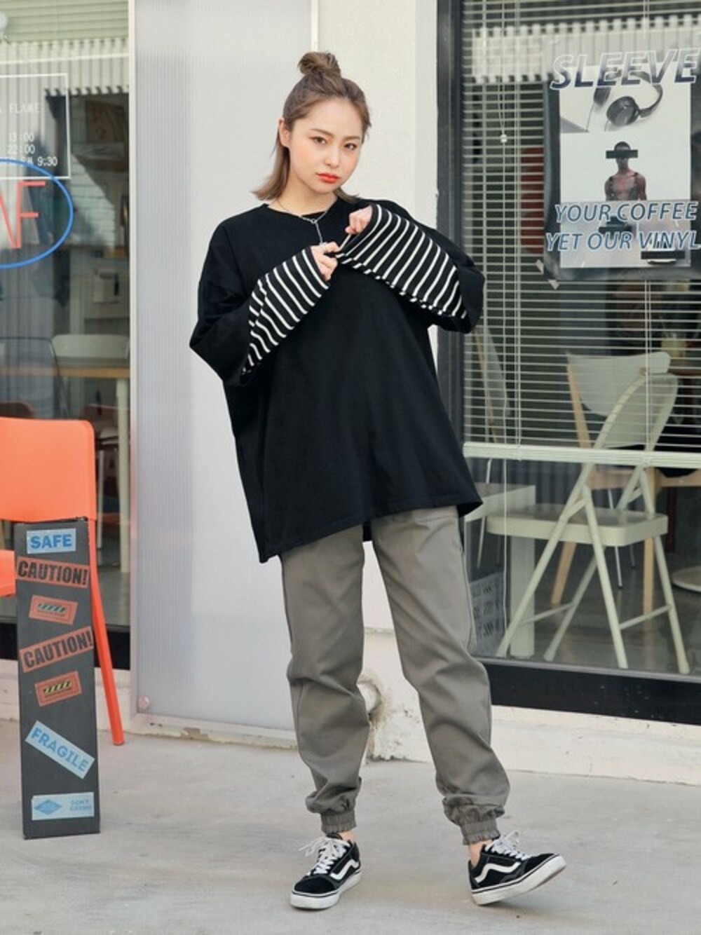 ブラック系のTシャツ/カットソーを着用したレディースの春コーディネートの1枚目の写真