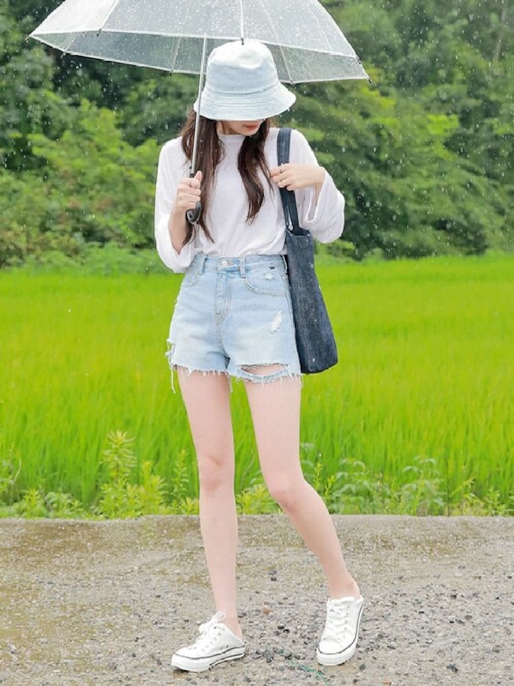 ホワイト系のニット/セーターを着用したレディースの夏コーディネートの1枚目の写真