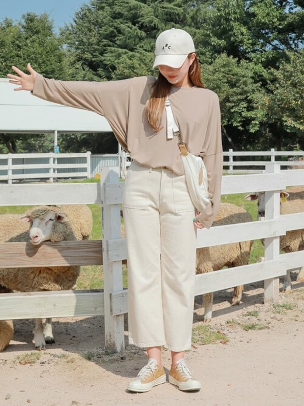 ベージュ系のTシャツ/カットソーを着用したレディースの秋コーディネートの1枚目の写真