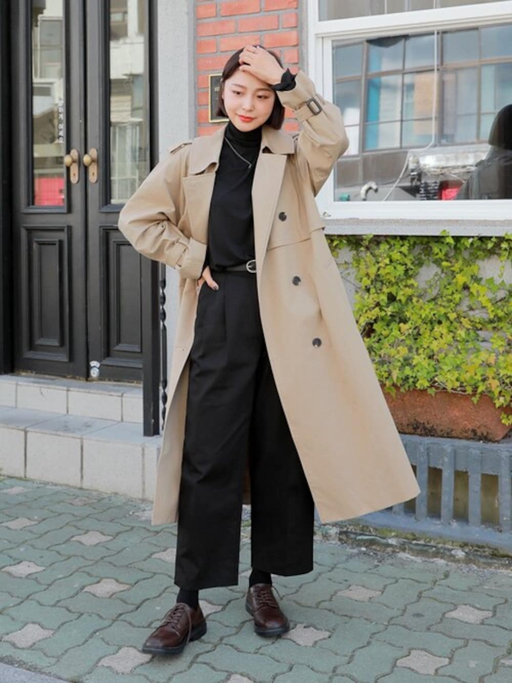 ブラック系のTシャツ/カットソーを着用したレディースの秋コーディネートの1枚目の写真