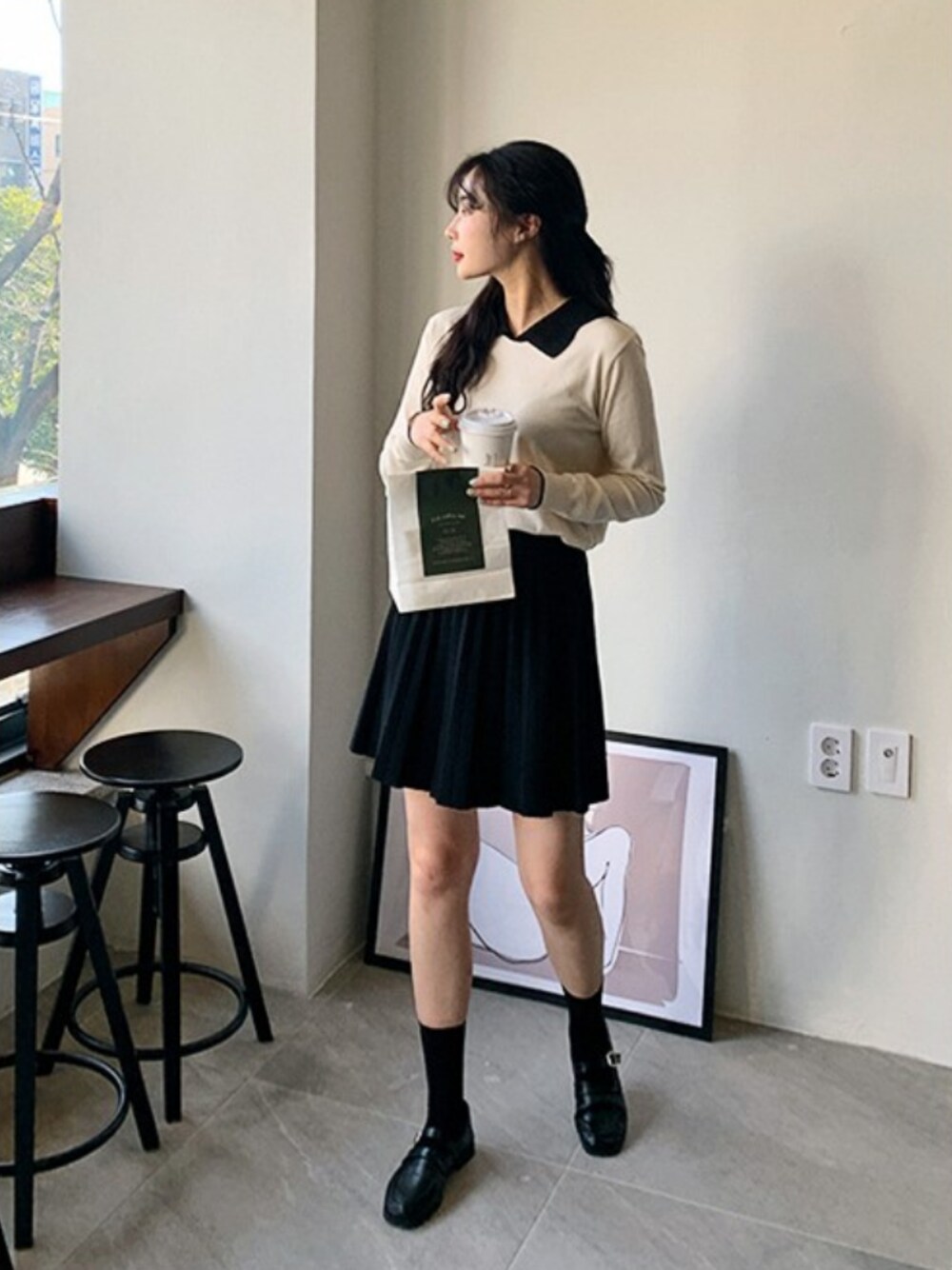 ベージュ系のニット/セーターを着用したレディースの冬コーディネートの1枚目の写真