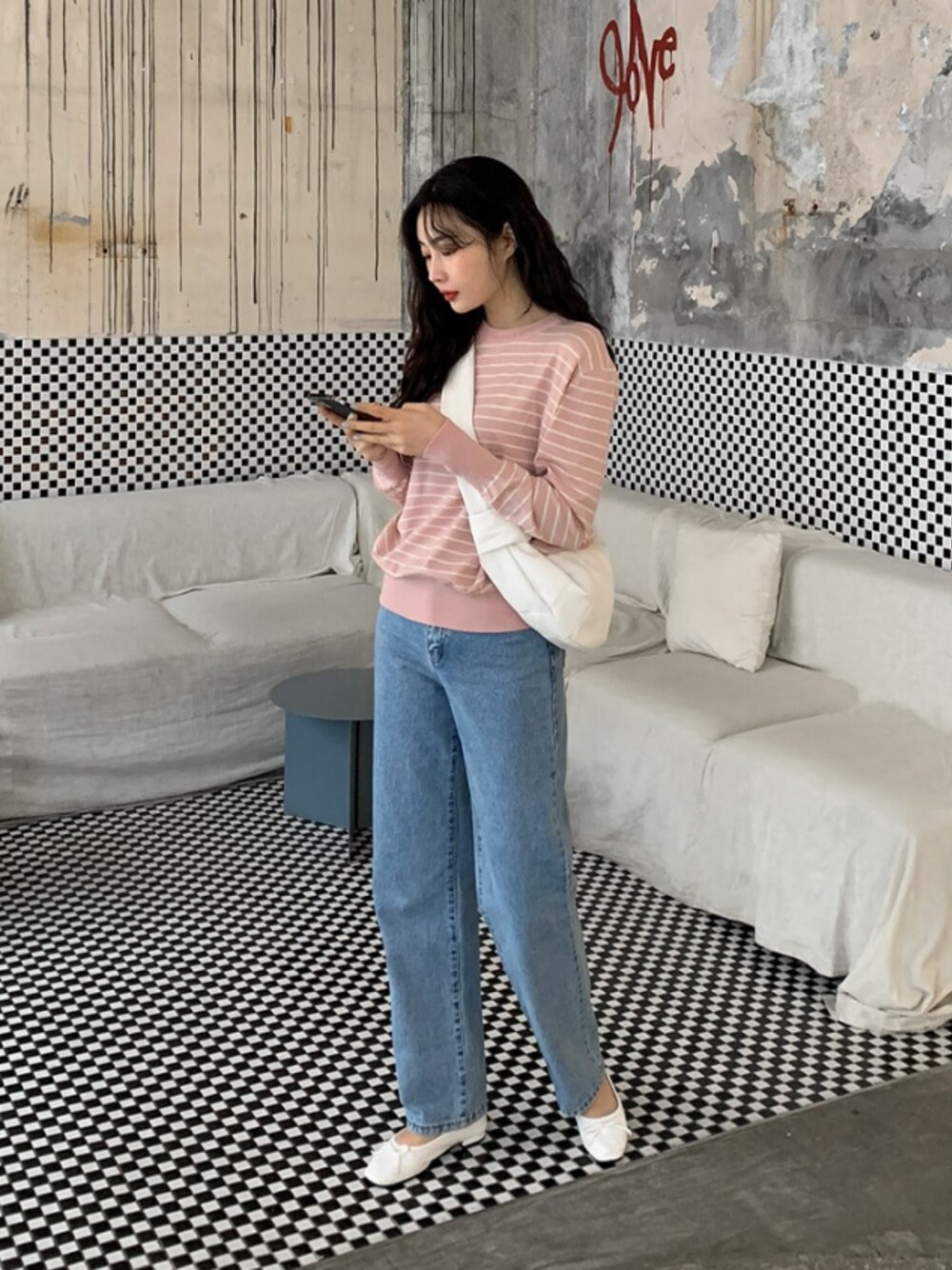 ピンク系のニット/セーターを着用したレディースの冬コーディネートの1枚目の写真