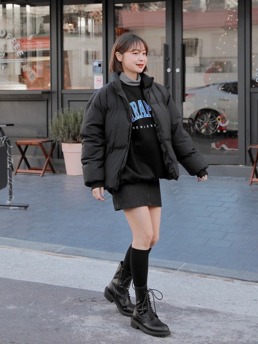 ブラック系のスウェットを着用したレディースの冬コーディネートの1枚目の写真