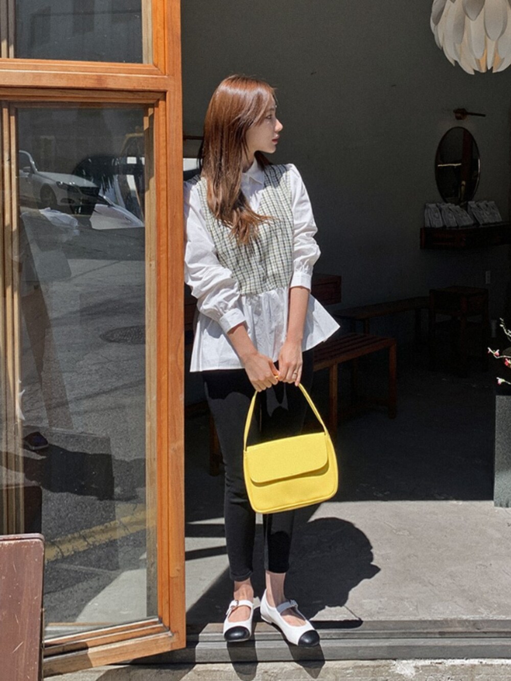 イエロー系のシャツ/ブラウスを着用したレディースの春コーディネートの1枚目の写真