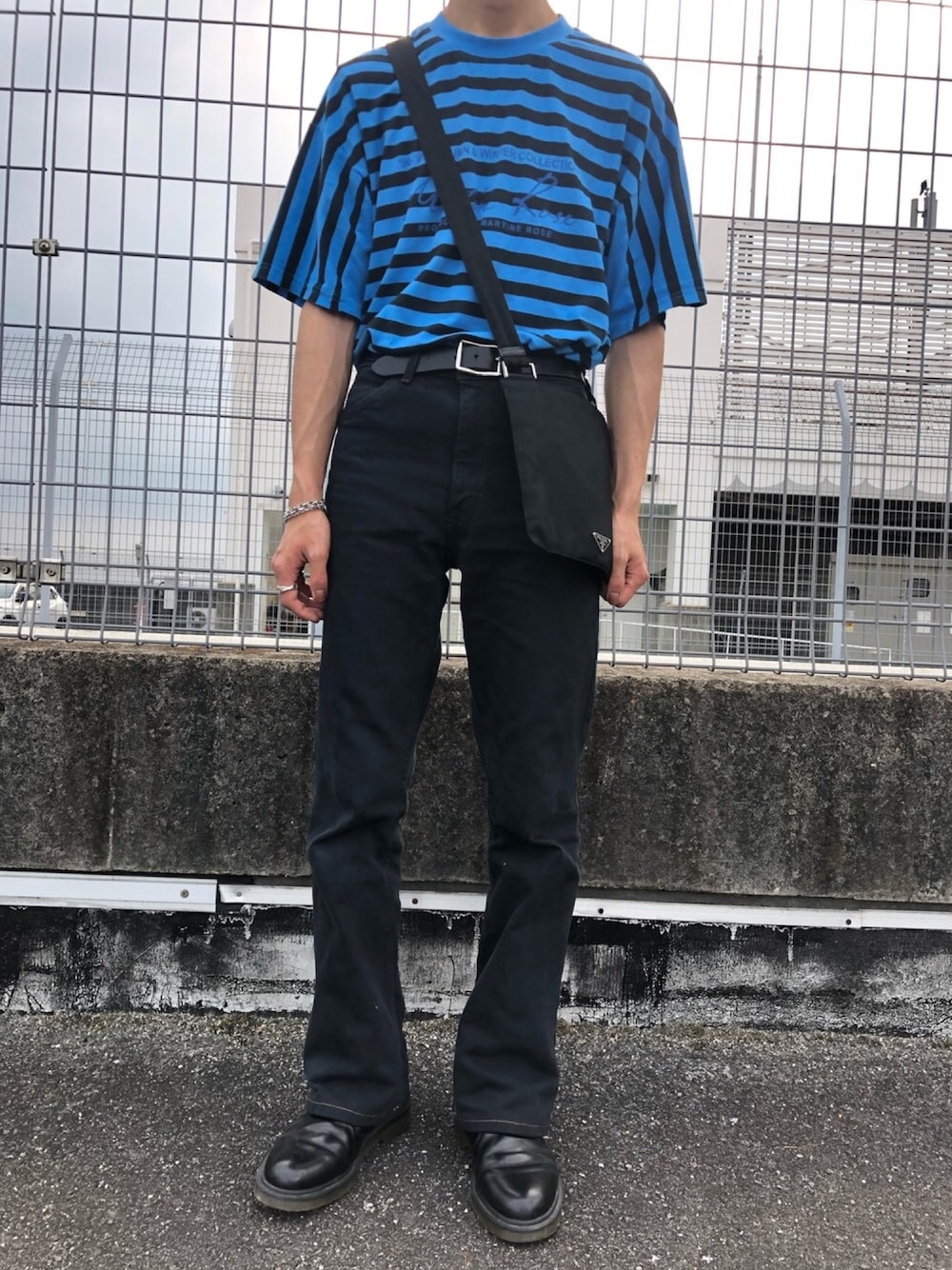 「カジュアルコーデ、今日のコーデ、Levi's、ラフ、ブラック、モード、キレイめ、フレアデニム、646、大人トレンドカジュアル」｜「MARTINE ROSEのアイテム（Tシャツ/カットソー、ブルー系）」を使った、鳥岡さん（メンズ・169cm）の秋コーディネートの1枚目の写真