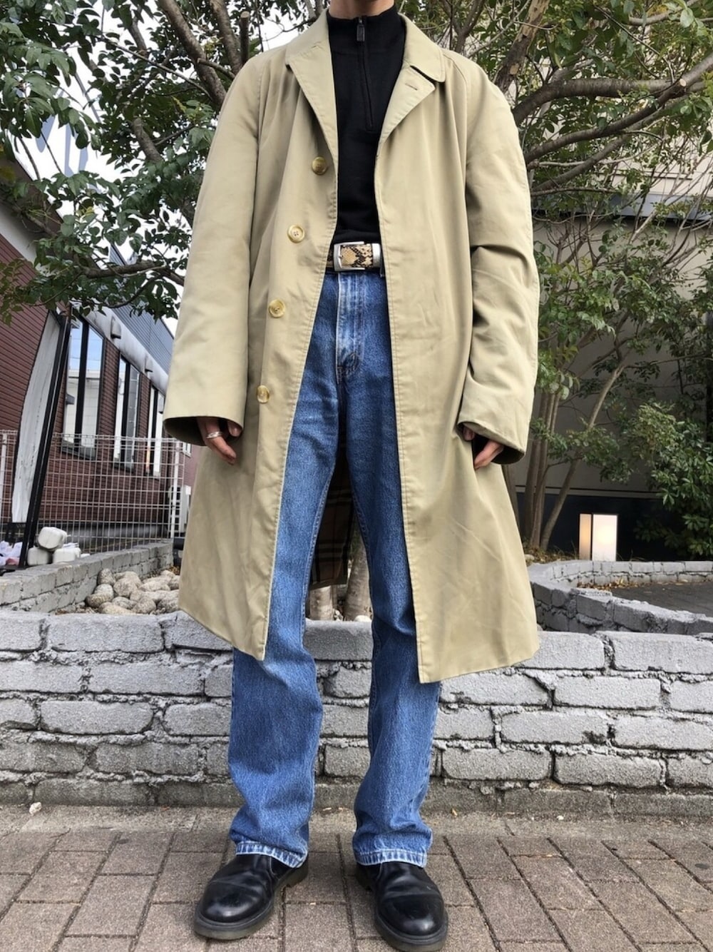 「シンプル、キレイめ、革靴、ブラウン、古着、古着MIX、burberry、フレアパンツ、ブーツカット、冬アウター」｜「usedのアイテム（ニット/セーター、ブラック系）」を使った、鳥岡さん（メンズ・169cm）の冬コーディネートの1枚目の写真