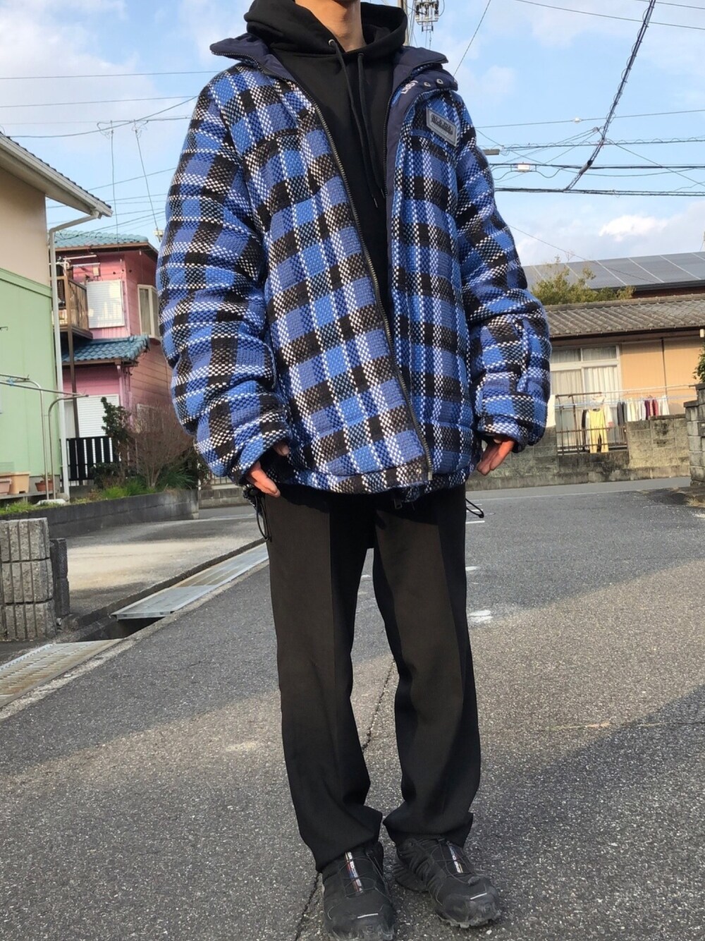 「今日のコーデ、休日スタイル、ラフ、ブラックコーデ、シンプル、ストリートMIX、ラクチンコーデ、ゆるコーデ、ストリート、トレッキングシューズ」｜「BALENCIAGAのアイテム（パーカー、ブラック系）」を使った、鳥岡さん（メンズ・169cm）の冬コーディネートの1枚目の写真