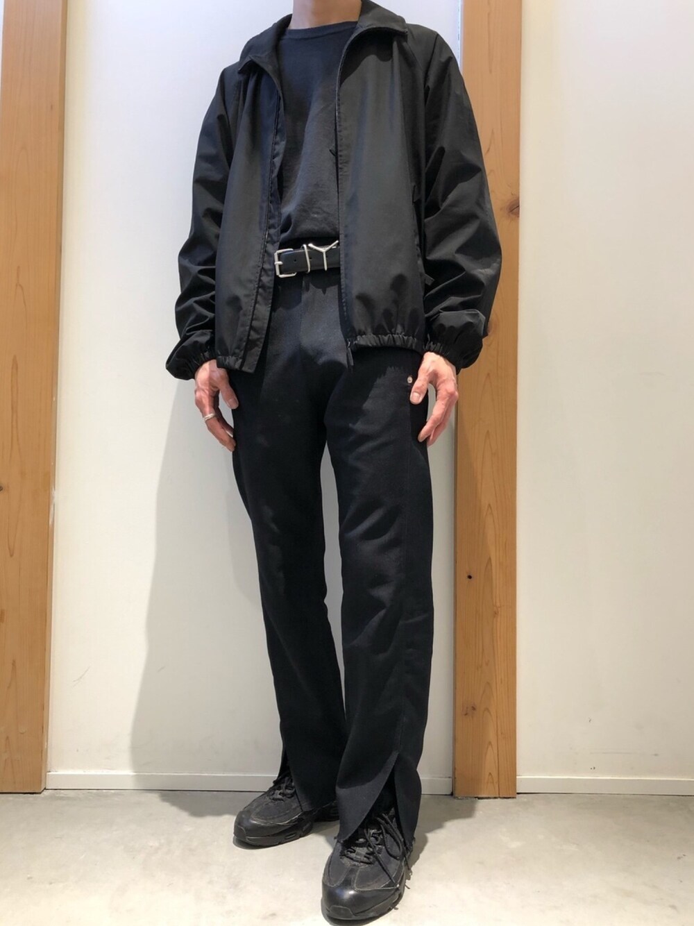 「おうちファッション、春コーデ、スニーカーコーデ、モノトーン、ストリート、モード、ブラック、フレアパンツ、airmax95、モードストリート」｜「PRADAのアイテム（ナイロンジャケット、ブラック系）」を使った、鳥岡さん（メンズ・169cm）の春コーディネートの1枚目の写真