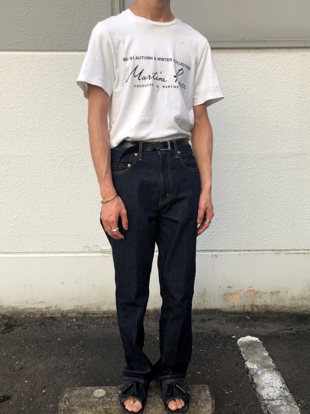 「シンプルスタイル、カジュアルコーデ、今日のコーデ、夏だ！Tシャツ着よう！、summer、タックイン、大人カジュアル、デニムパンツ、ホワイト、スラックス」｜「MARTINE ROSEのMARTINE ROSE　CLASSIC SHORT-SLEEVE T-SHIRTS（Tシャツ/カットソー、ホワイト系）」を使った、鳥岡さん（メンズ・169cm）の夏コーディネートの1枚目の写真