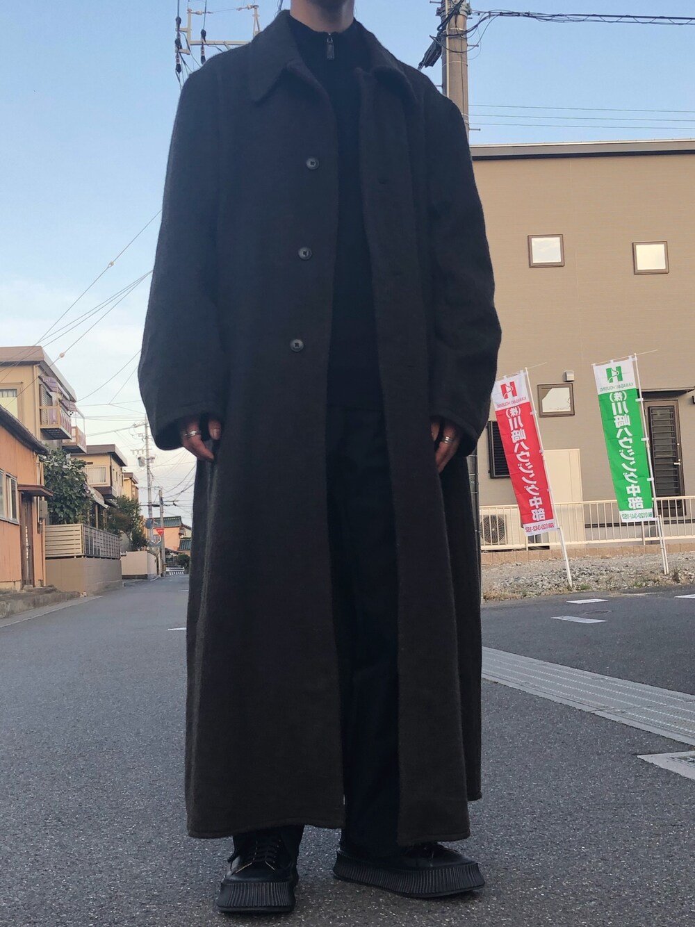 「オーバーサイズ、ビッグシルエット、古着、古着MIX、春コーデ、フレアパンツ、スリット、vintage、ロングコート、オトナカジュアル」｜「VINTAGEのアイテム（ジャケット/アウター、ブラウン系）」を使った、鳥岡さん（メンズ・169cm）の春コーディネートの1枚目の写真