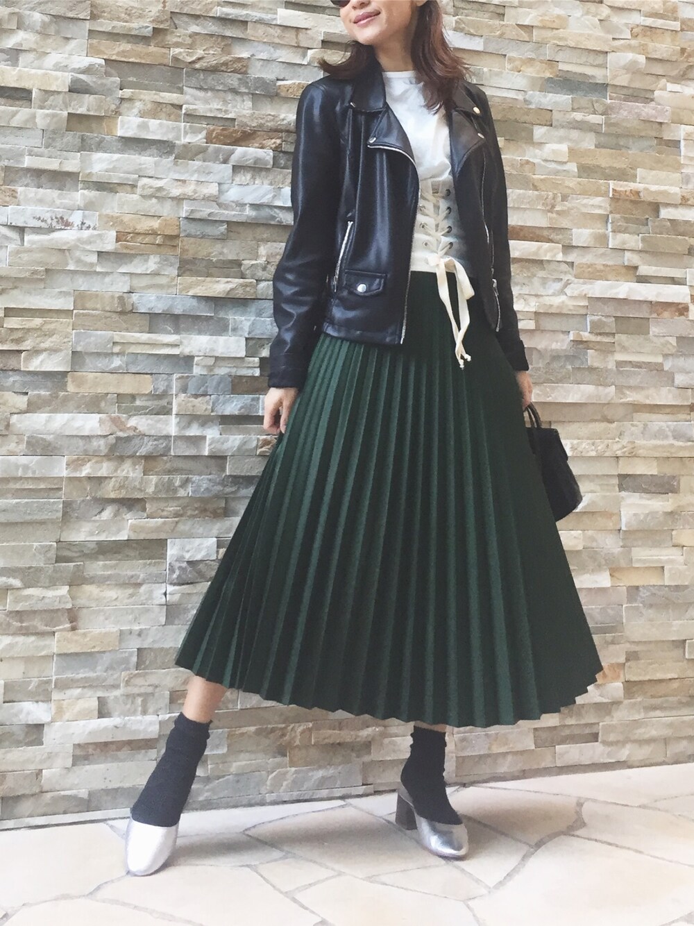 「スプリングSENSEOFPLACE、シンプル、オトナカジュアル、カジュアル、オトナ女子、春、ブラック、スカート、streetstyle、ZARA」｜「ZARAのアイテム（Tシャツ/カットソー、ホワイト系）」を使った、yuukiさん（レディース・157cm）の冬コーディネートの1枚目の写真