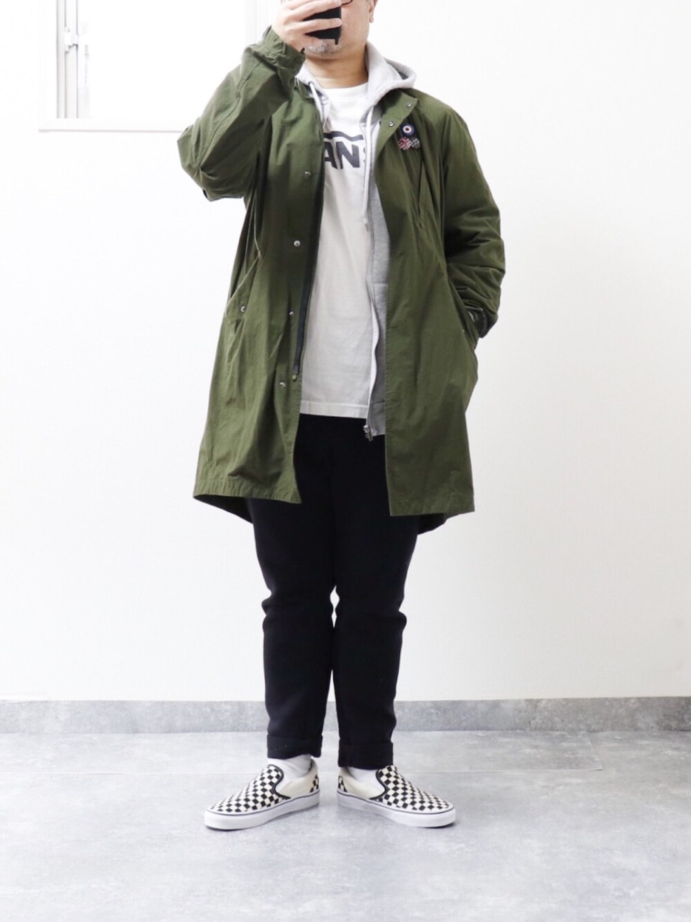 「カジュアルコーデ、モッズコート、シンプル、WILDTHINGS、Champion、VANSのスニーカー」｜「WILD THINGSのWILDTHINGS/ワイルドシングス　W/D MIG COAT/ウォッシャブルダンプミグコート（モッズコート、グリーン系）」を使った、moomoopaaさん（メンズ・173cm）の冬コーディネートの1枚目の写真