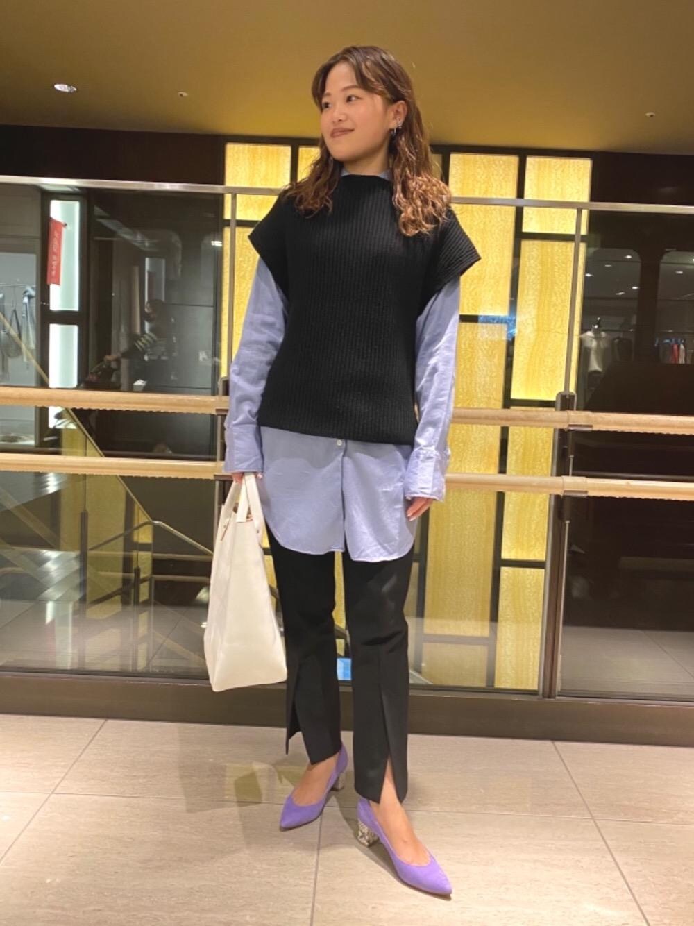 「レイヤード、シャツ、大人カジュアル、ニットベスト、master&co、オデットエオディール、スリットパンツ、Pumps styling、odetteeodile」｜「MASTER&CoのMASTER&Co. LEATHER TOTE（トートバッグ、ホワイト系）」を使った、yamaguchi  moeさん（レディース・157cm）の冬コーディネートの1枚目の写真