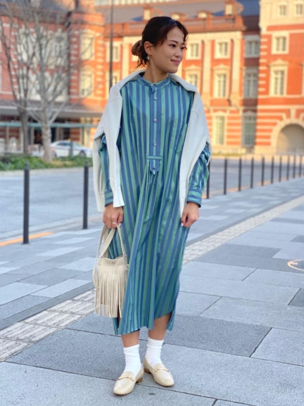 「カーディガン、ローファー、ストライプ、シャツワンピース、united arrows、ビットローファー、オデットエオディール、TICCA、Flat shoes styling、odetteeodile」｜「ODETTE E ODILEのOID NEWビットローファー FLT15↓↑（ローファー、ベージュ系）」を使った、yamaguchi  moeさん（レディース・157cm）の冬コーディネートの1枚目の写真