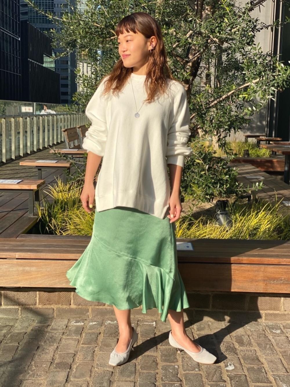 「グリーン、スエット、united arrows、シアー、サテン、オデットエオディール、サテンスカート、Pumps styling、odetteeodile、Skirt style」｜「ODETTE E ODILEのOFD ストレッチネット パンプス50↓↑（パンプス、グレー系）」を使った、yamaguchi  moeさん（レディース・157cm）の冬コーディネートの1枚目の写真