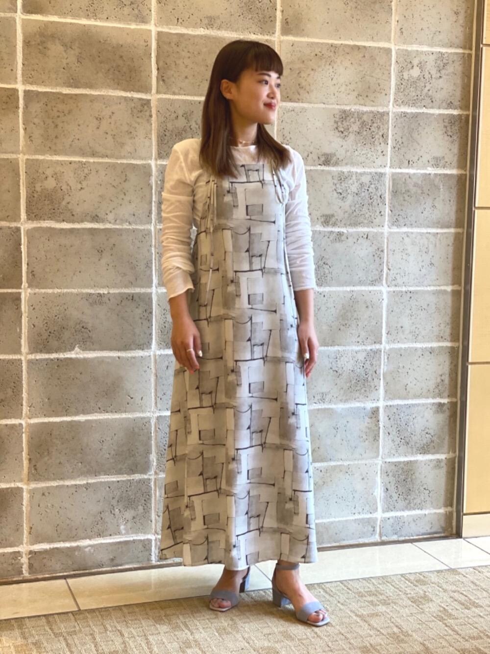 「ロングワンピース、オデットエオディール、Sandals styling、odetteeodile、Skirt style、休日すたいる、春こーで」｜「ODETTE E ODILEのOFD ブロックヒール サンダル50↓↑（サンダル、グレー系）」を使った、yamaguchi  moeさん（レディース・157cm）の春コーディネートの1枚目の写真