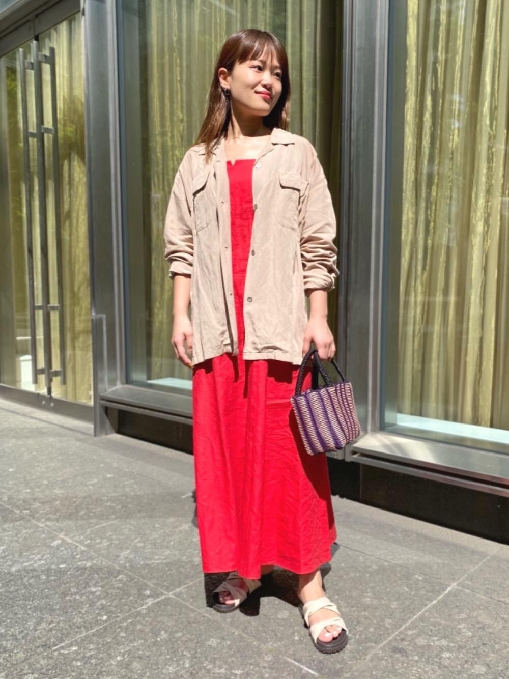 「ワンピース、リラックス、オデットエオディール、シャツ/ブラウス、Sandals styling、odetteeodile、Skirt style」｜「ODETTE E ODILEのDiminutivo TubeTOTE mini（エコバッグ/サブバッグ、その他）」を使った、yamaguchi  moeさん（レディース・157cm）の春コーディネートの1枚目の写真