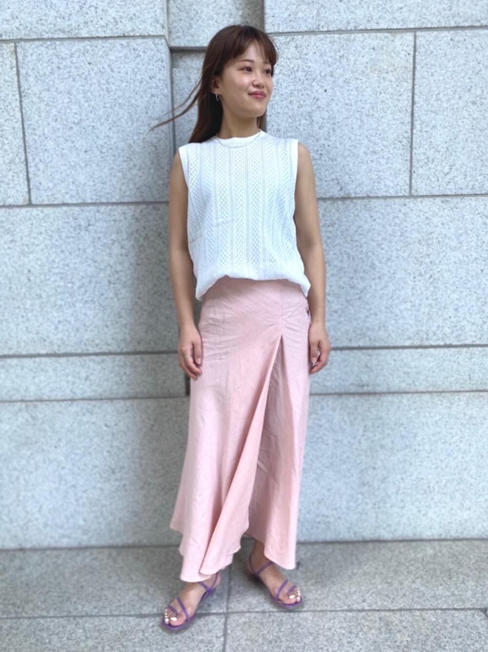 「スカート、リラックス、フェミニン、オデットエオディール、Sandals styling、odetteeodile、Skirt style、United arrows」｜「UNITED ARROWSのUWCC リネン ラップ ロングスカート（スカート、ピンク系）」を使った、yamaguchi  moeさん（レディース・157cm）の春コーディネートの1枚目の写真