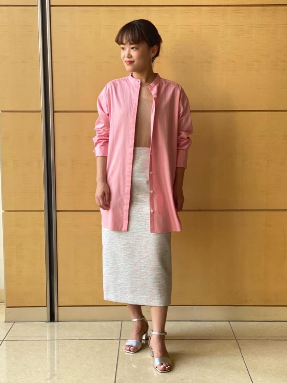 「タイトスカート、スカート、シルバー、unitedarrows、オデットエオディール、シャツ/ブラウス、Sandals styling、odetteeodile、Skirt style、ぴんく」｜「UNITED ARROWSのUWSC バンドカラー ロングシャツ 21SS†（シャツ/ブラウス、ピンク系）」を使った、yamaguchi  moeさん（レディース・157cm）の春コーディネートの1枚目の写真