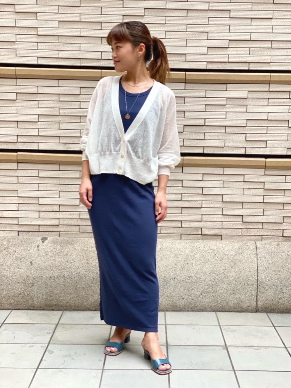 「カーディガン、ワンピース、リラックス、シースルー、unitedarrows、オデットエオディール、Sandals styling、odetteeodile、Skirt style、休日すたいる」｜「ODETTE E ODILEのOFD ウェルトミュール サンダル50（サンダル、ブルー系）」を使った、yamaguchi  moeさん（レディース・157cm）の春コーディネートの1枚目の写真