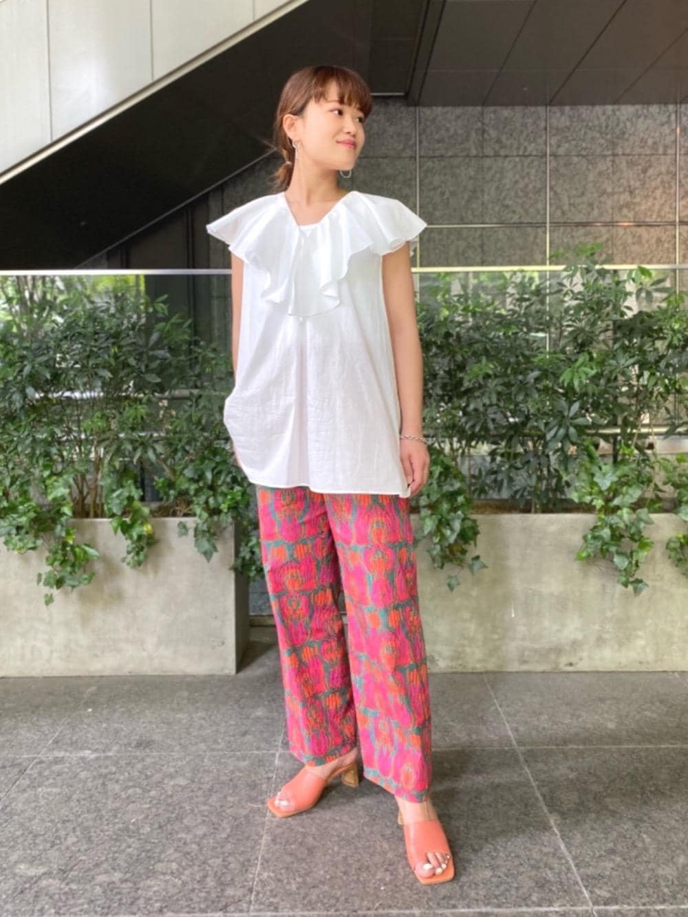 「エスニック柄、プリントパンツ、フリルブラウス、unitedarrows、Pants style、オデットエオディール、シャツ/ブラウス、Sandals styling、odetteeodile、ぱんつ」｜「ODETTE E ODILEのOFC サムループミュール サンダル55（サンダル、ピンク系）」を使った、yamaguchi  moeさん（レディース・157cm）の春コーディネートの1枚目の写真